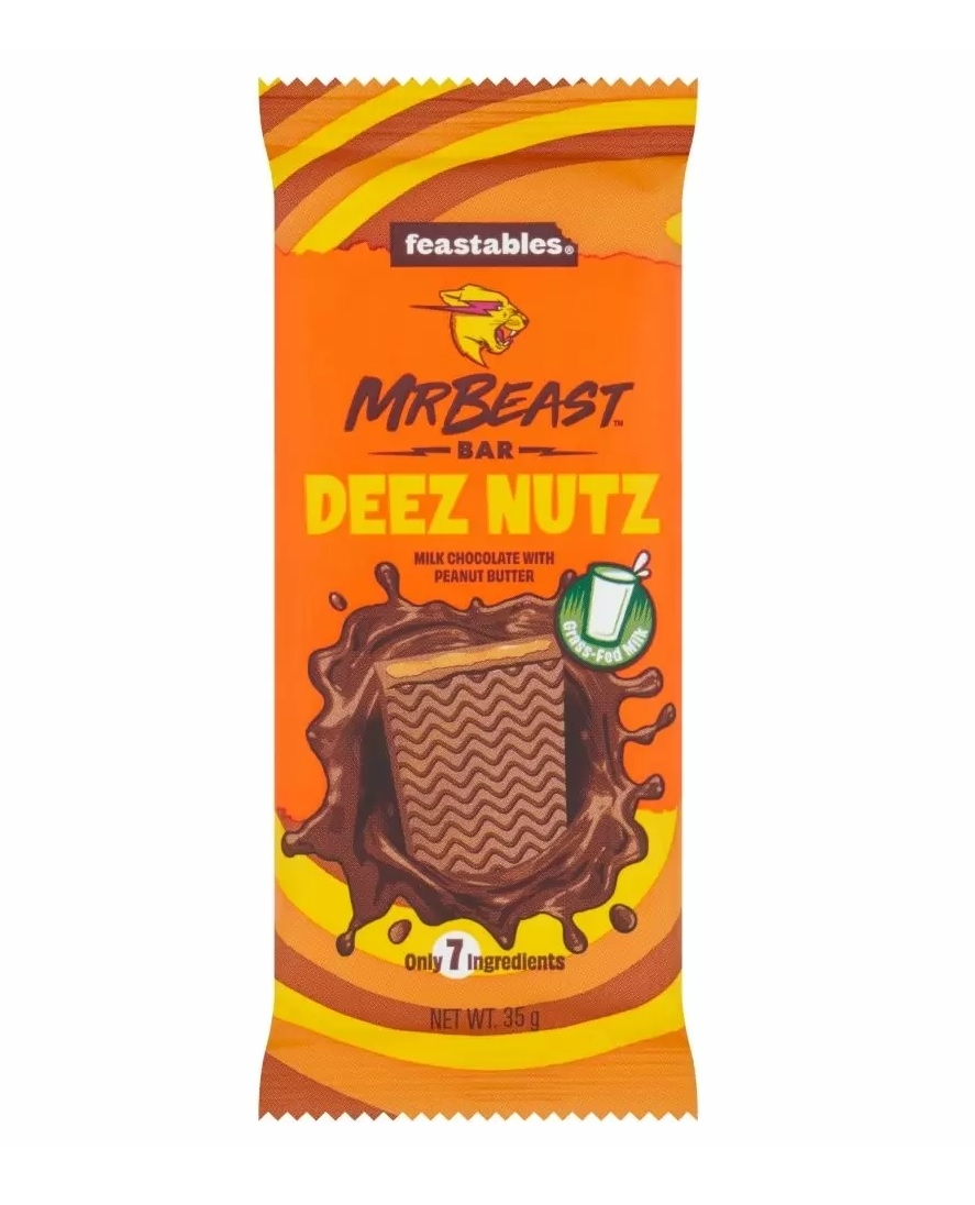 Den nyeste sjokoladesensasjonen har landet! Feastables MrBeast sjokoladebarer kommer til å bli like populære som han er! Nyt som et dyr på silkeaktig glatt, kremet melkesjokolade fylt med deilig peanøttsmør.
