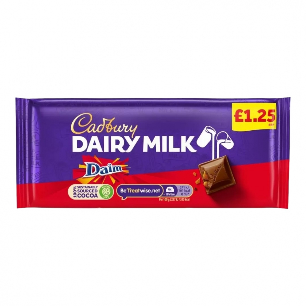 Nyt den uimotståelige kombinasjonen av Cadbury Dairy Milk sjokolade og sprø Daim-karamell i denne utsøkte sjokoladebaren.