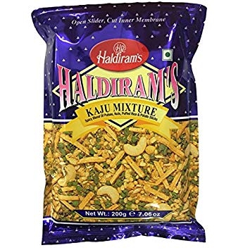 Haldiram's Cashew Mixture gir en deilig blanding av sprø cashewnøtter, kikerter, risflak og krydret besan, skapt for å levere en smaksrik og knasende godbit.
