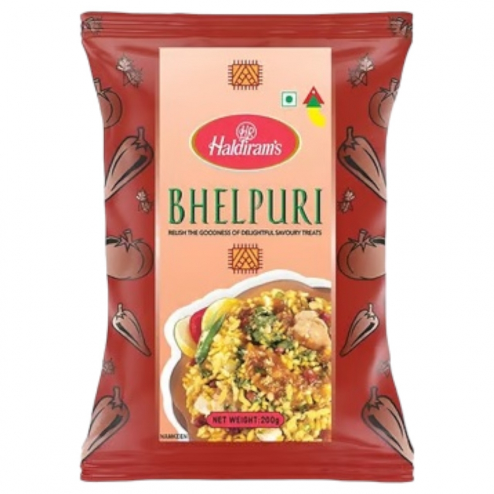 Haldiram's Bhel Puri tilbyr en forfriskende smakssymfoni med puffet ris, puri, kikertguller, grønnsaker og krydret tamarindsaus.